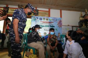 Bupati Landak dan Danlantamal Pontianak Gelar Vaksinasi Selusur Jalur Sungai