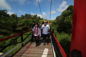 Karolin Resmikan Jembatan Gantung Terpanjang di Kabupaten Landak
