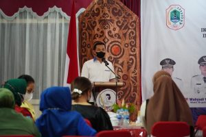 Bupati Kapuas Hulu Kukuhkan DPC IWAPI
