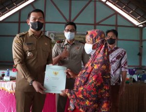 Bupati Kapuas Hulu Serahkan 594 Sertifikat Tanah
