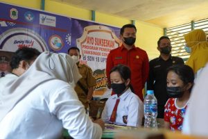 Bupati Kapuas Hulu Tinjau Vaksinasi Anak di Miau Merah