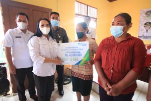 Bupati Karolin Serahkan Jaminan Kematian Dari BPJS Ketenagakerjaan