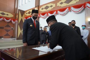 Sis Lantik 110 Pejabat Dilingkungan Pemkab Kapuas Hulu