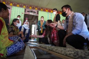 Sis dan Angeline ke Menua Sadap