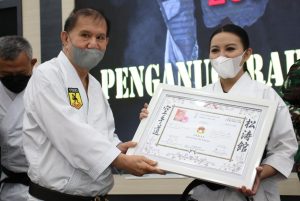 Bupati Landak Terima Penghargaan Sabuk Dan 5 Inkai