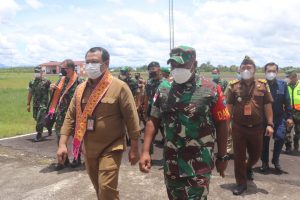 Dandim Putussibau Sambut Kedatangan Tim Kemenkopolhukam RI