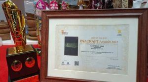 INACRAFT Award 2022, Tenun Sidan Kapuas Hulu Raih Best Of The Best dan Juara 1 Kategori Tekstil