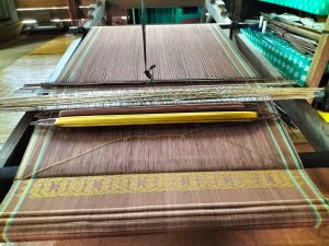 Ini Dia Sosok Mila Rosita Penenun Kain Sidan yang Dikenakan Sandiaga Uno