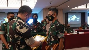 Kasansidam XII/Tpr Terima Penghargaan Dari Danpussansiad