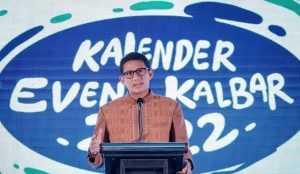 Kunker ke Pontianak, Sandiaga Uno Gunakan Kain Tenun Sidan