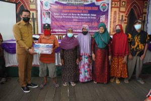 Bupati Kapuas Hulu Serahkan BLT-DD di Titian Kuala