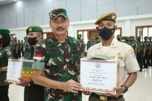 Pangdam Xll/Tpr Bagikan THR dan Bingkisan ke Anggota