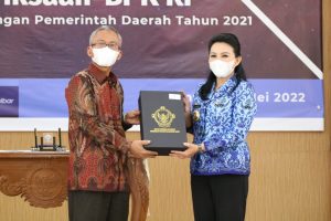 5 Tahun Pimpin Landak, Bupati Karolin Selalu Terima Opini WTP