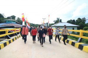Bupati Karolin Resmikan Jembatan Penghubung Dua Kecamatan
