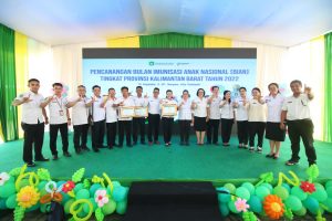 Capai Imunisasi Rutin 96,4% se-Kalbar, Bupati Karolin Terima Penghargaan