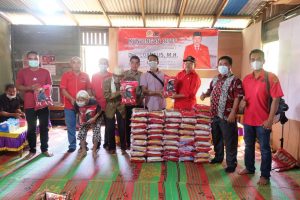 Cornelis Sambangi Masyarakat Desa Paku Raya, Berikan Bantuan Dari Puan Maharani