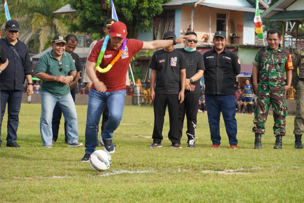 Wahyudi Buka Open Turnamen OPSB di Nanga Suruk