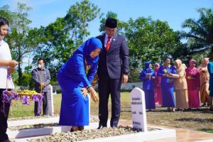 Peringatan Hari Berkabung Daerah, Wabup Kapuas Hulu Tabur Bunga Makam Pahlawan Manalo Marajuang