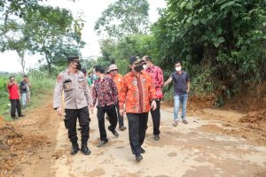 Pj Bupati Landak Tinjau Pembersihan Sisa Material Longsor di Pahauman