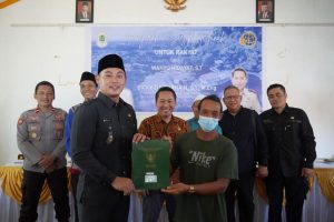 Wabup Kapuas Hulu Serahkan Sertifikat Tanah di Nanga Embaloh