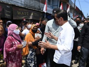 Jokowi Berikan Bantuan ke PKL Pasar Sungai Duri