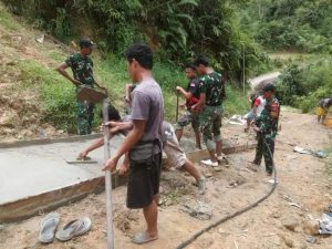 Satgas Yonif 645/Gty dan Warga Perbaiki Jalan di Perbatasan