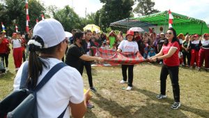 Semarak HUT RI 77, Karolin Ikuti Lomba Lempar Bola Air