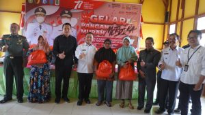 Sis Dampingi Ria Norsan Salurkan Bantuan di Bunut Hulu