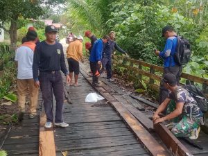 Babinsa Koramil Montallat Ajak Warga Perbaiki Jembatan