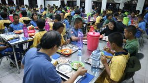 Karolin Makan Bersama Anak Asrama TB Soposurung