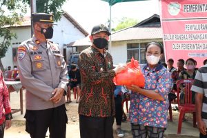 Pj Bupati Landak Serahkan Bansos di Desa Senakin