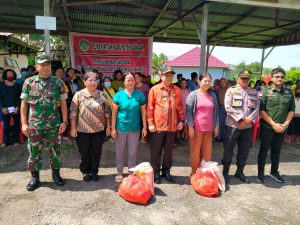 Samuel Serahkan Bansos ke 180 Pedagang Rentan