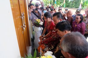 Cornelis Hadiri Peresmian Gedung Serbaguna Gereja Katolik Santo Petrus Stasi Roban