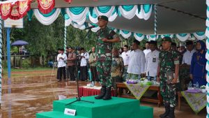 Dandim 1206/Psb Pimpin Upacara Hari Santri di MTSN 1 Putussibau