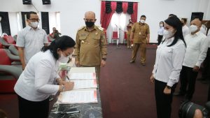 Frederika Cornelis Melantik Pengurus PMI Kabupaten Landak Masa Bakti 2022-2027