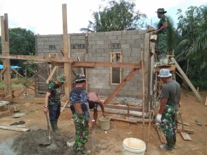 Babinsa Koramil 1201-05/Toho Renovasi RTLH Milik Lina