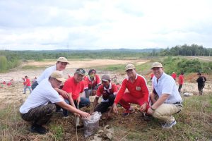 Cornelis Ajak Pengusaha Tanam Pohon di Bukit Cornelis
