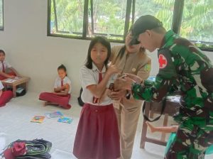 Di Sungai Bening Satgas Yonif 645/Gty Bantu Berikan Imunisasi