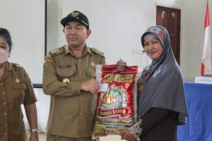 Pemkab Landak Salurkan Bansos Tahap Lima