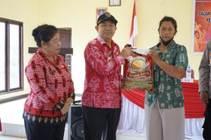 Pj Bupati Landak Salurkan Bansos di Meranti