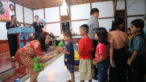 Karolin Berbagi Kasih Natal di Kemayo