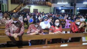 Karolin Bersama Keluarga Ikuti Misa Malam Natal di Gereja Salib Suci Ngabang