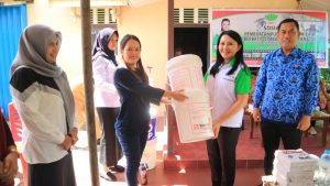 Karolin Sosialisasi Pupuk Organik Cair di Desa Raja
