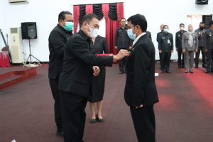 PNS Pemkab Landak Terima Tanda Kehormatan SLKS