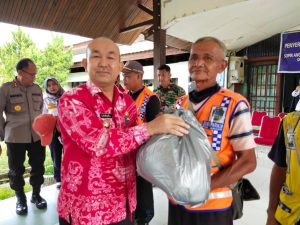 Samuel Serahkan Bansos Sembako ke Jukir