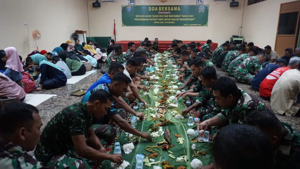 Sambut Tahun Baru 2023, Kodim 1206/Psb Adakan Makan Saprahan