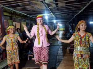 Mahasiswi Australia Jatuh Hati Dengan Suku Dayak Taman