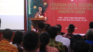 Natal Bersama Pendeta, Karolin Mendapat Pujian Saat Jabat Bupati