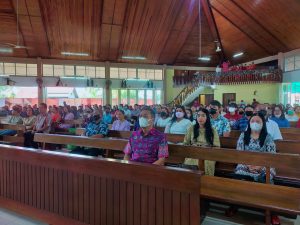 Vinsensius Hadiri Misa Tahun Baru di Gereja Paroki Salib Suci Ngabang
