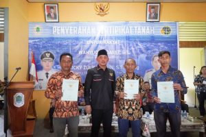 Wabup Kapuas Hulu Serahkan 816 Sertifikat Tanah di Tiga Desa